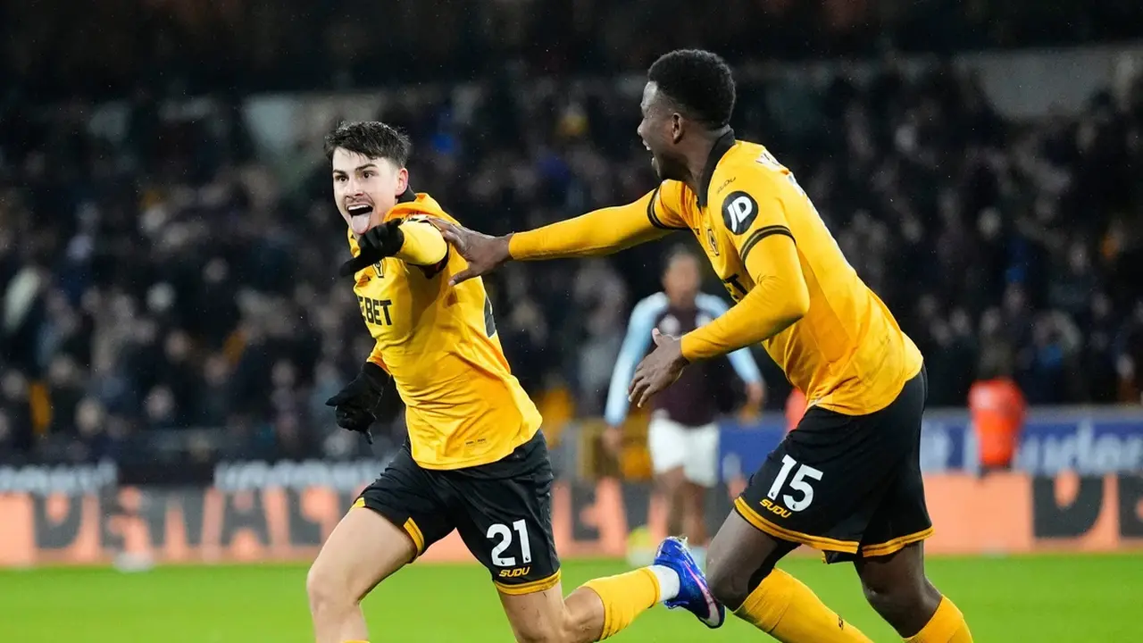 واقعة غريبة تدفع حكماً لإيقاف مباراة في الدوري الإنجليزي الممتاز بشكل مؤقت